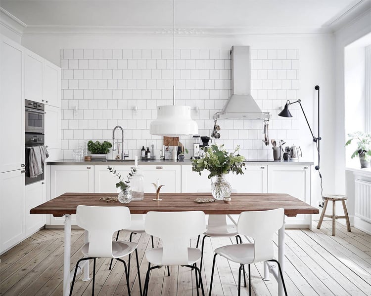 Nhà bếp được thiết kế theo phong cách Bắc Âu với tông màu trắng kết hợp với bàn gỗ