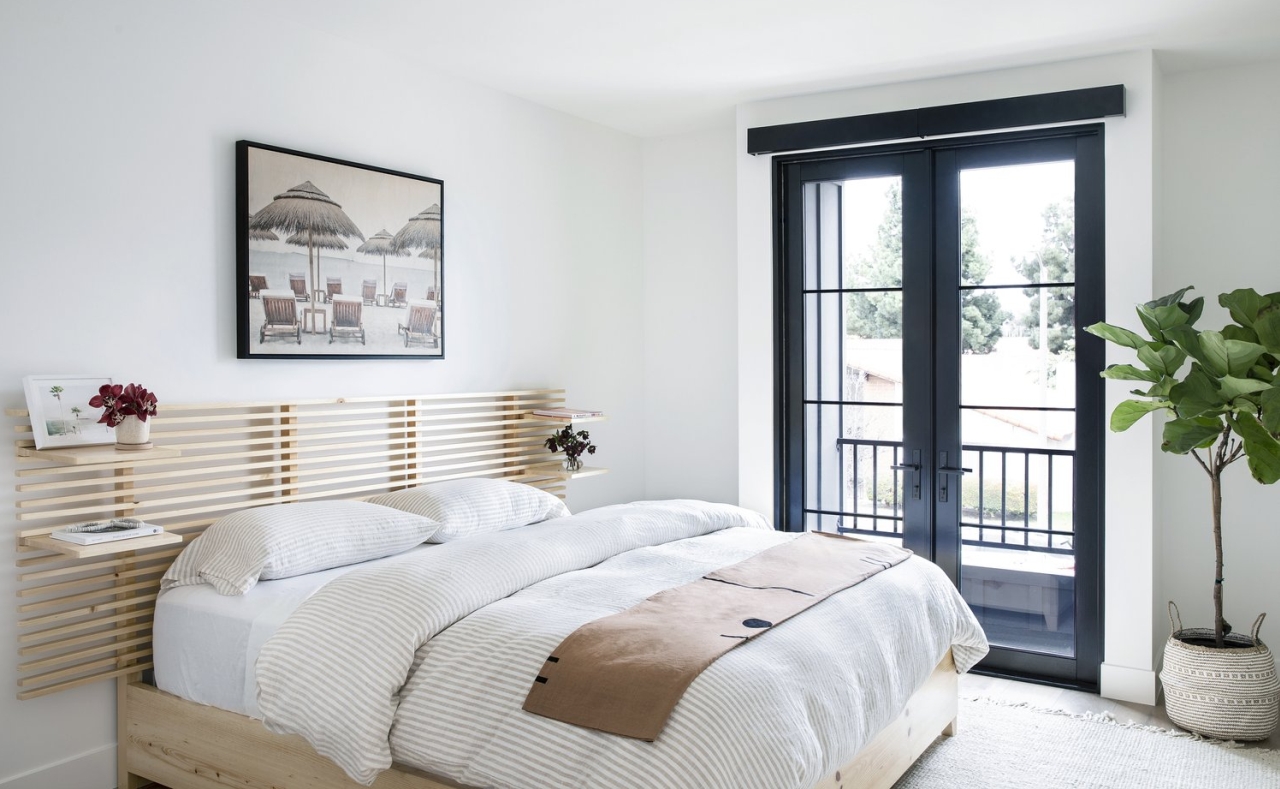 Phòng ngủ được thiết kế đơn giản, gọn gàng với gam màu trung tính