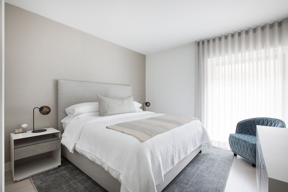 Phòng ngủ phong cách tối giản với 3 màu trắng-be-xanh trong một phối cảnh
