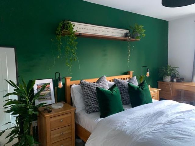 Phòng ngủ được thiết kế theo tông màu xanh lá tạo sự gần gũi với thiên nhiên