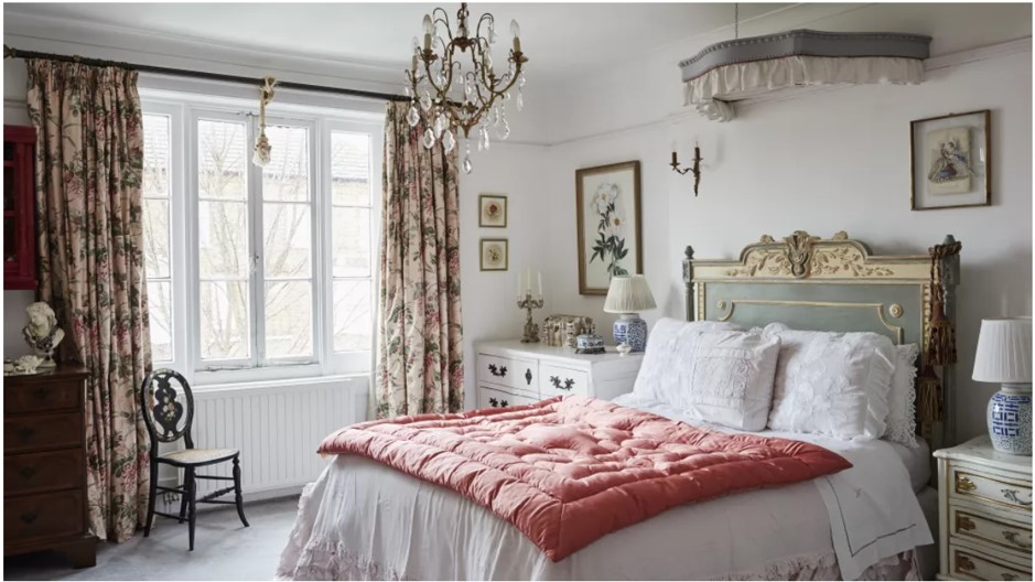 Phòng ngủ với cửa kính lớn kèm rèm cửa họa tiết hoa lá nhẹ nhàng, lãng mạn