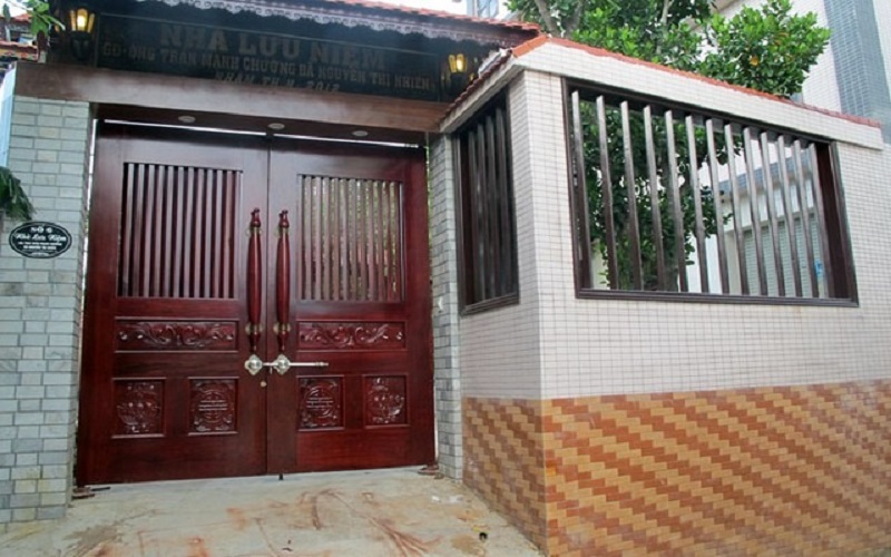 Cửa chính nhà được làm bằng gỗ Đinh Hương